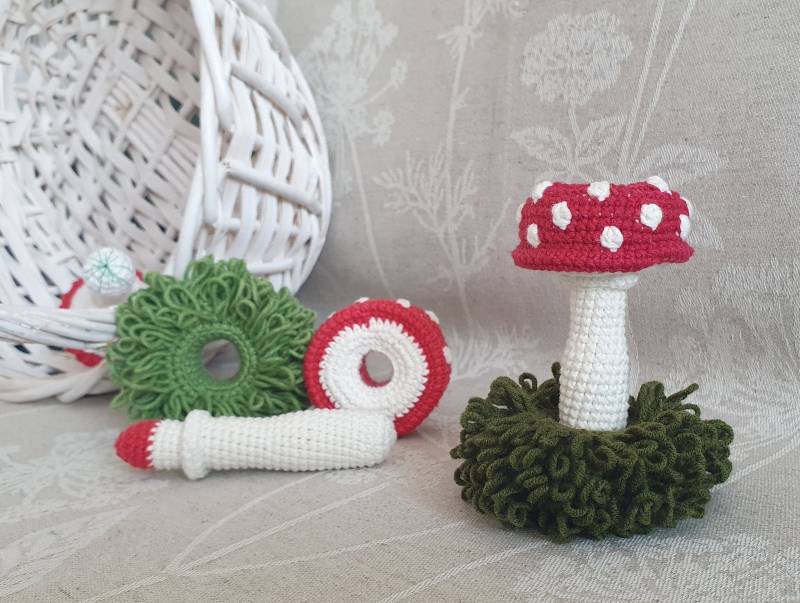 Gehäkelte Pilz-Rassel & Beißring, Häkelpilz Spielzeug, Neugeborenes Pilz Oster Geschenk, Kinderzimmer Deko, Amigurumi Fliegenpilz Deko von LilysToyBoxCo