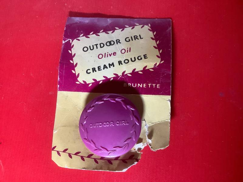 Outdoor Girl Rouge Brünette Verkäufer Muster von LipstickandPanties