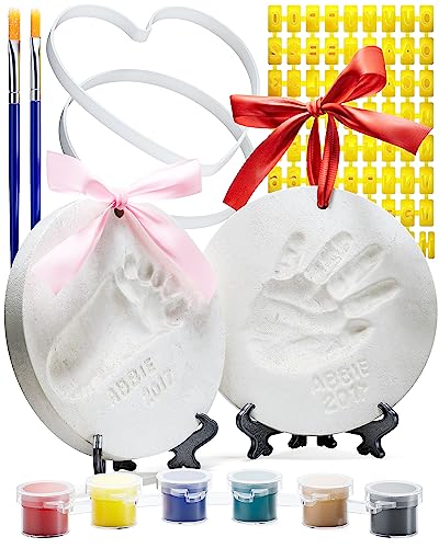 Kit für Baby Hand- und Fußabdrücke (Set für Neugeborene) 2 Mini-Aufsteller, 4 BÄNDCHEN & STEMPELBUCHSTABEN! Baby-Dekor Erinnerungs-Kit, Gipsabdruckset als Babygeschenk, Geschenk für Jungen & Mädchen von Little Hippo