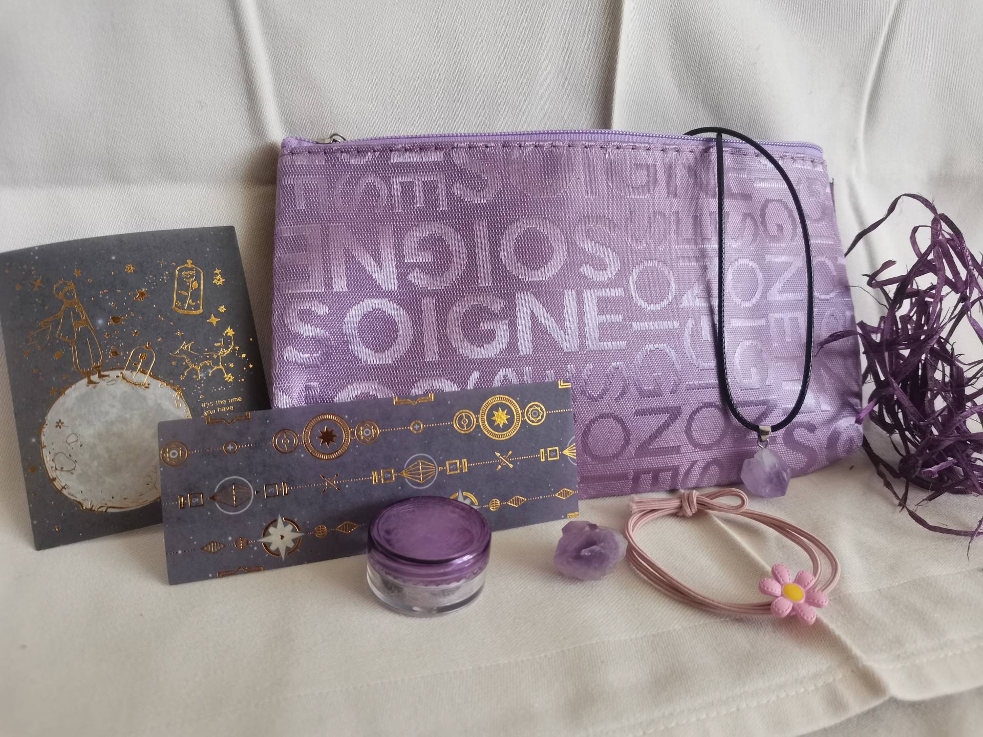 Witchy Purple Mystery Bag/Lila Wundertüte Mit Stickern, Haargummi, Kette Und Edelsteinen Geschenkidee Edelsteine Amethyst von LittleCozyWitchShop