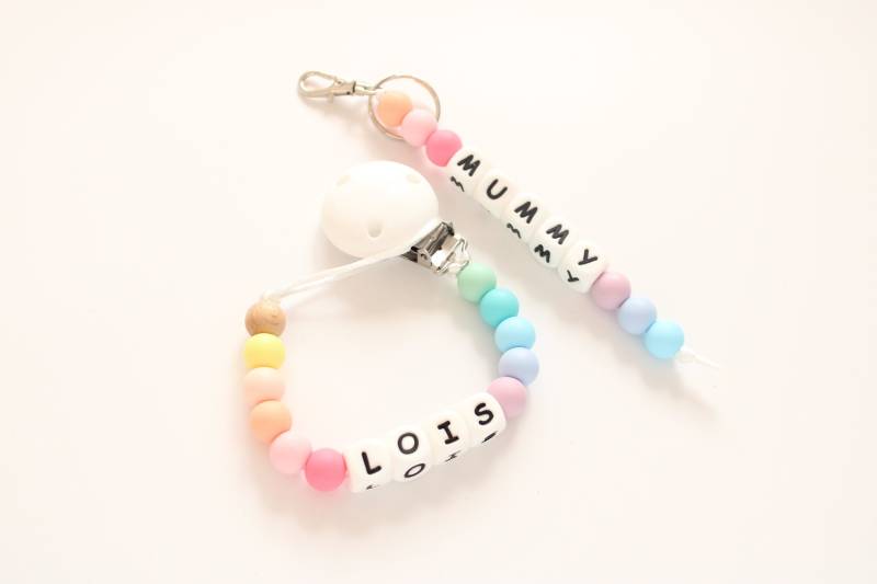 Pastell Regenbogen Personalisiertes Baby Geschenk Und Passender Mama Schlüsselanhänger Schnullerhalter Personalisierte Schnullerclip Taschenanhänger von LittleDuckyuk