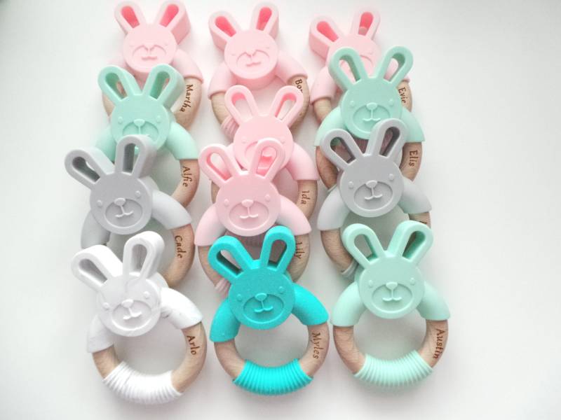 Personalisierte Hase Beißring Mit Graviertem Namen, Weitere Farben Erhältlich von LittleDuckyuk