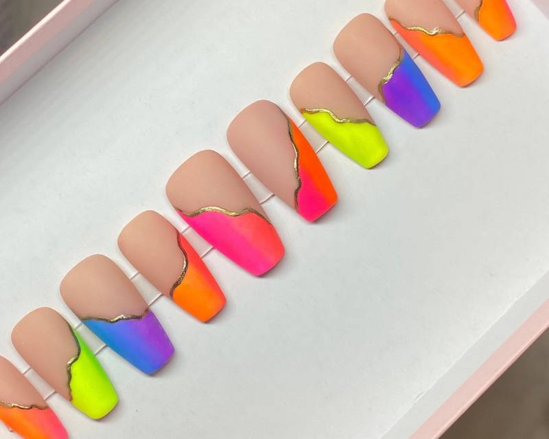 Neon Ombre Nägel Mit Goldflocken, Festival Sommer Drücken Sie Auf Die von LittleNailsUS