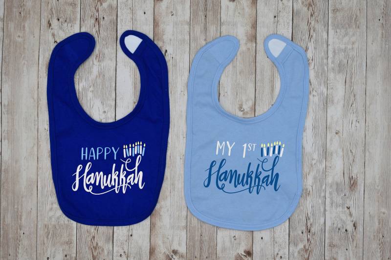 Happy Hanukkah Bib - Mein 1. Drool Craft von LittleSnuggleShop