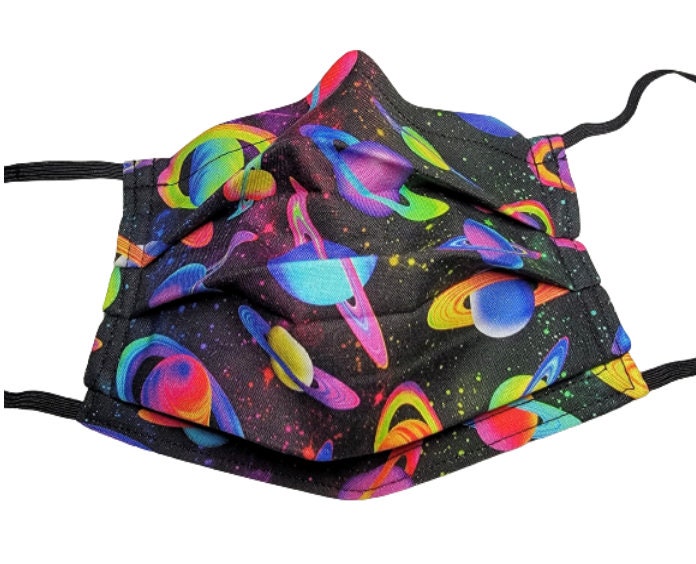 Neon Planets Maske Verstellbare Wiederverwendbare Gesichtsmaske Mit Nasennadel Draht Und Filterfach 100% Baumwolle Doppellagig von LochNessLocker