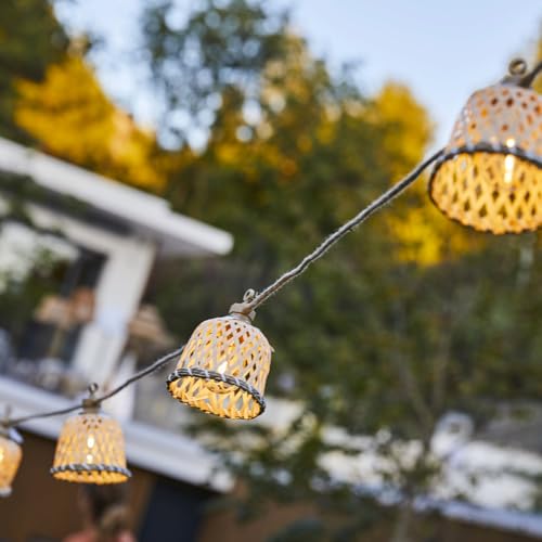 MALY LIGHT HYBRID LED-Lichterkette für den Außenbereich, anschließbar, 10 natürliche Rattan-Lampenschirme, warmweiß, 8 m, solarbetrieben und mit Netzanschluss von Lumisky