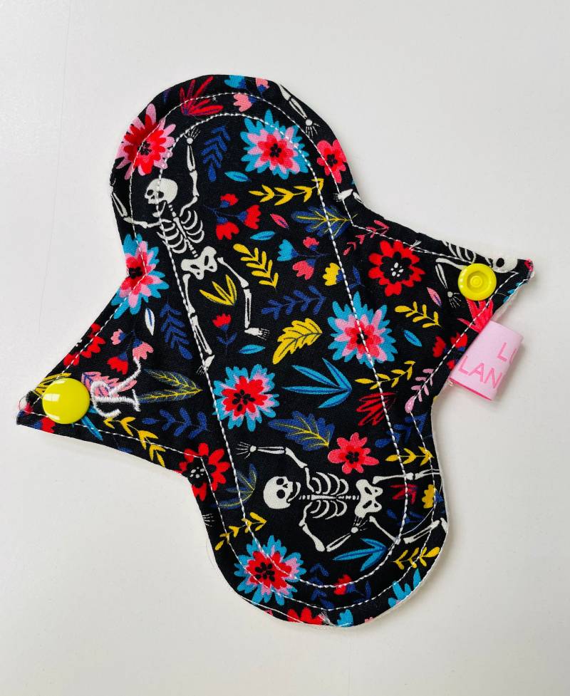 6 "Regular Flow Cloth Pad | Wiederverwendbare Period Blumenskelett Baumwollstoff von LunaLandingsPads