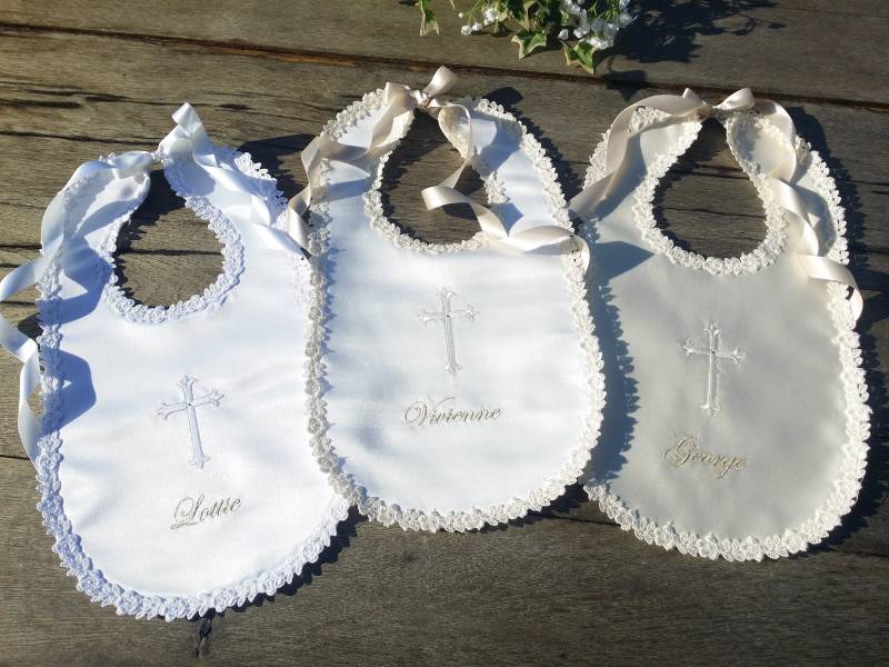 Weiß, Creme Oder Elfenbein Baby Tauflätzchen Mit Namen Personalisiert Und Jedem Kreuz Verschönert von LyuboveChristenings