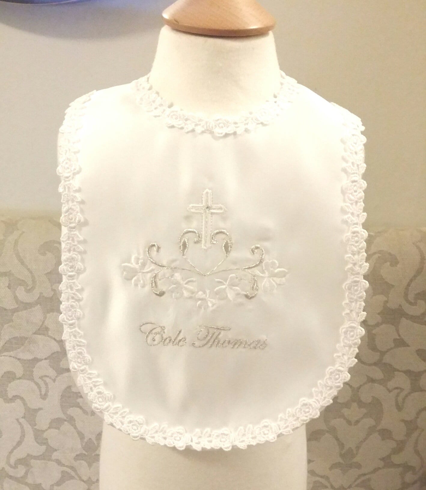 Weiß Creme Oder Elfenbein Baby Taufe Lätzchen Personalisiert Mit Namen Verziert Kreuz Design Shamrock Katholisch von LyuboveChristenings