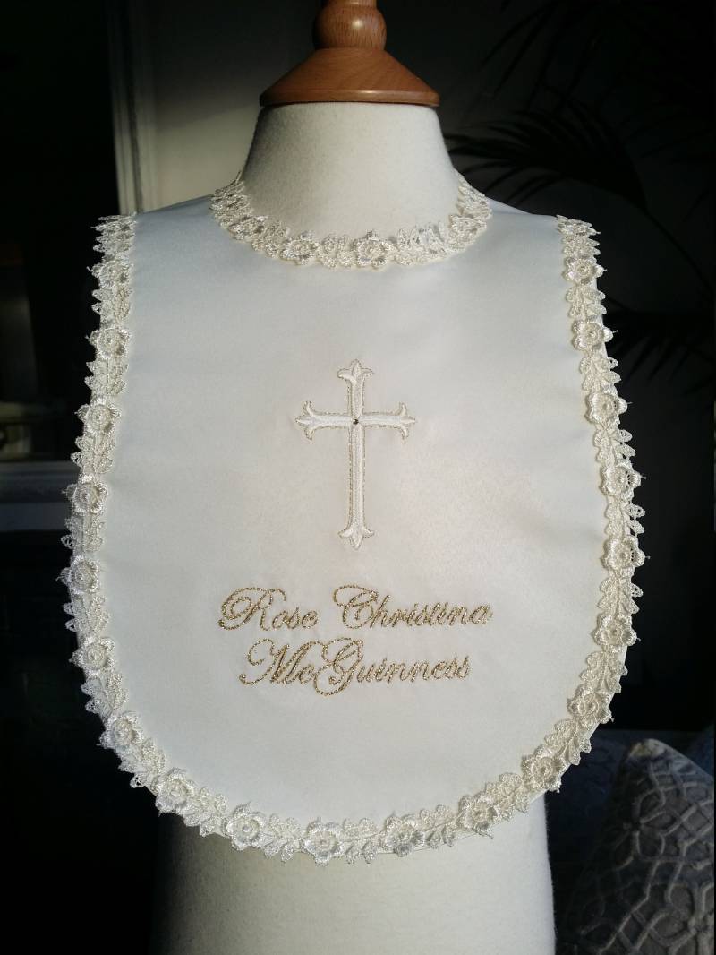 Weiß Creme Oder Elfenbein Baby Taufe Lätzchen Mit Namen Personalisiert Und Einem Beliebigen Kreuz Design Verschönert von LyuboveChristenings