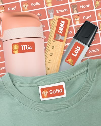 melu kids® Namensaufkleber für Kinder - Kleidung & Gegenstände (100 Stück) Kita/Schule - Namensschilder für Kleidung waschmaschinenfest und personalisiert (rot) von MELU Kids