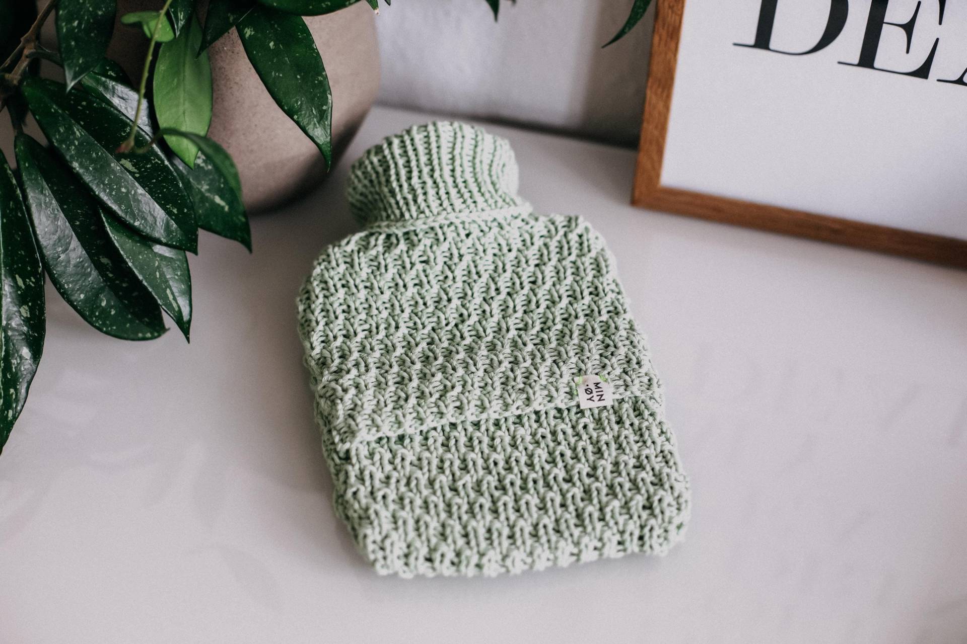 Gestrickte Wärmflaschenhülle Klein Mit Linemuster »Mint« von MINOYhandmade