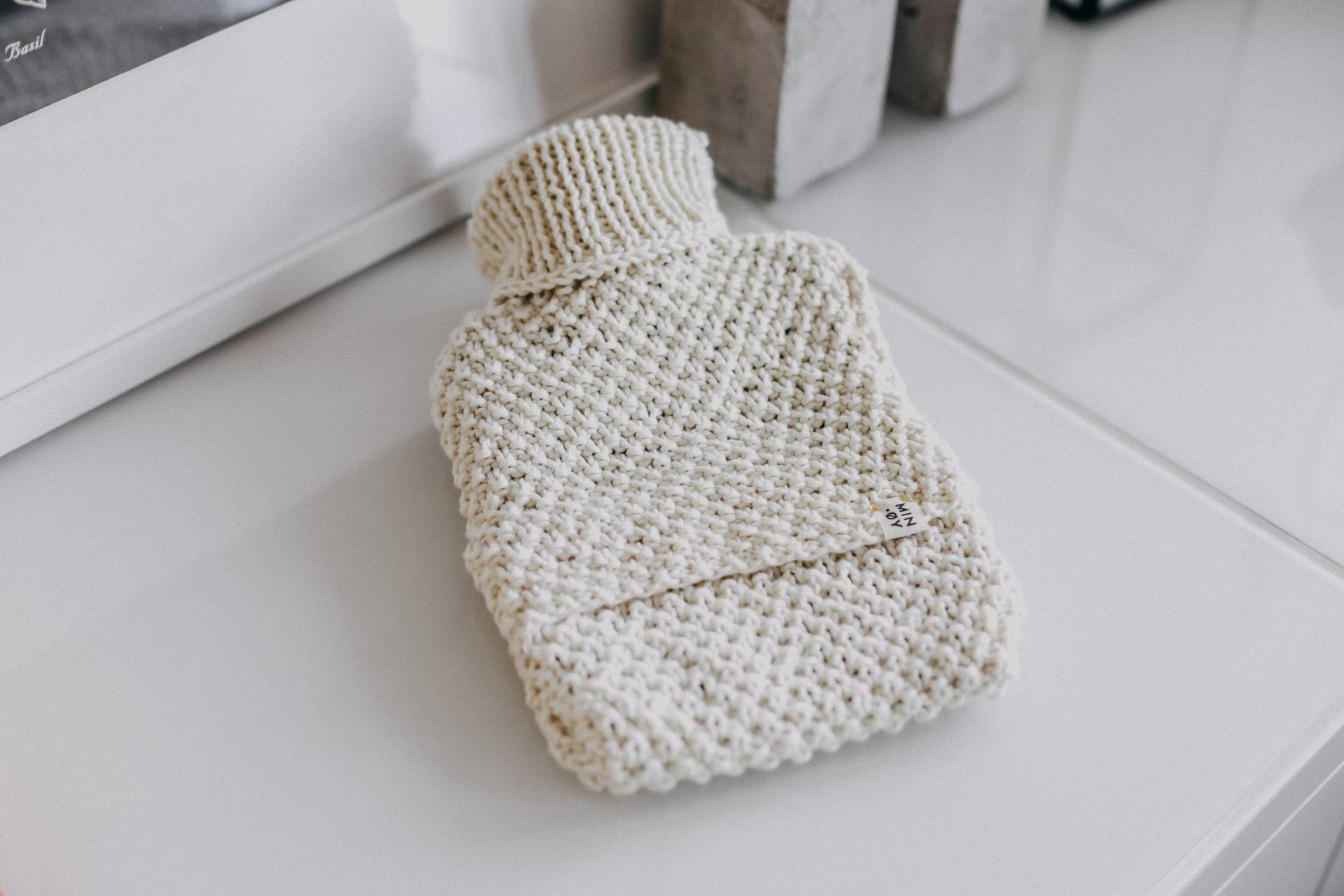 Gestrickte Wärmflaschenhülle Klein Mit Perlmuster »Creme« von MINOYhandmade