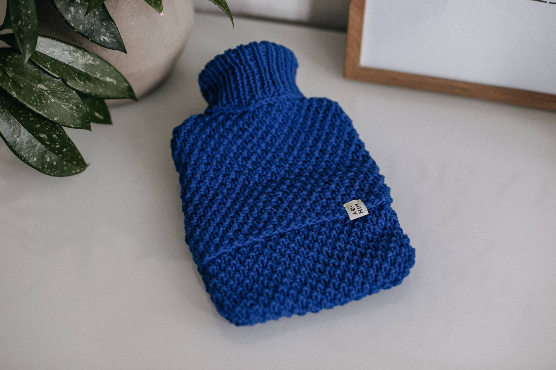 Gestrickte Wärmflaschenhülle Klein Mit Perlmuster »Royalblau« von MINOYhandmade