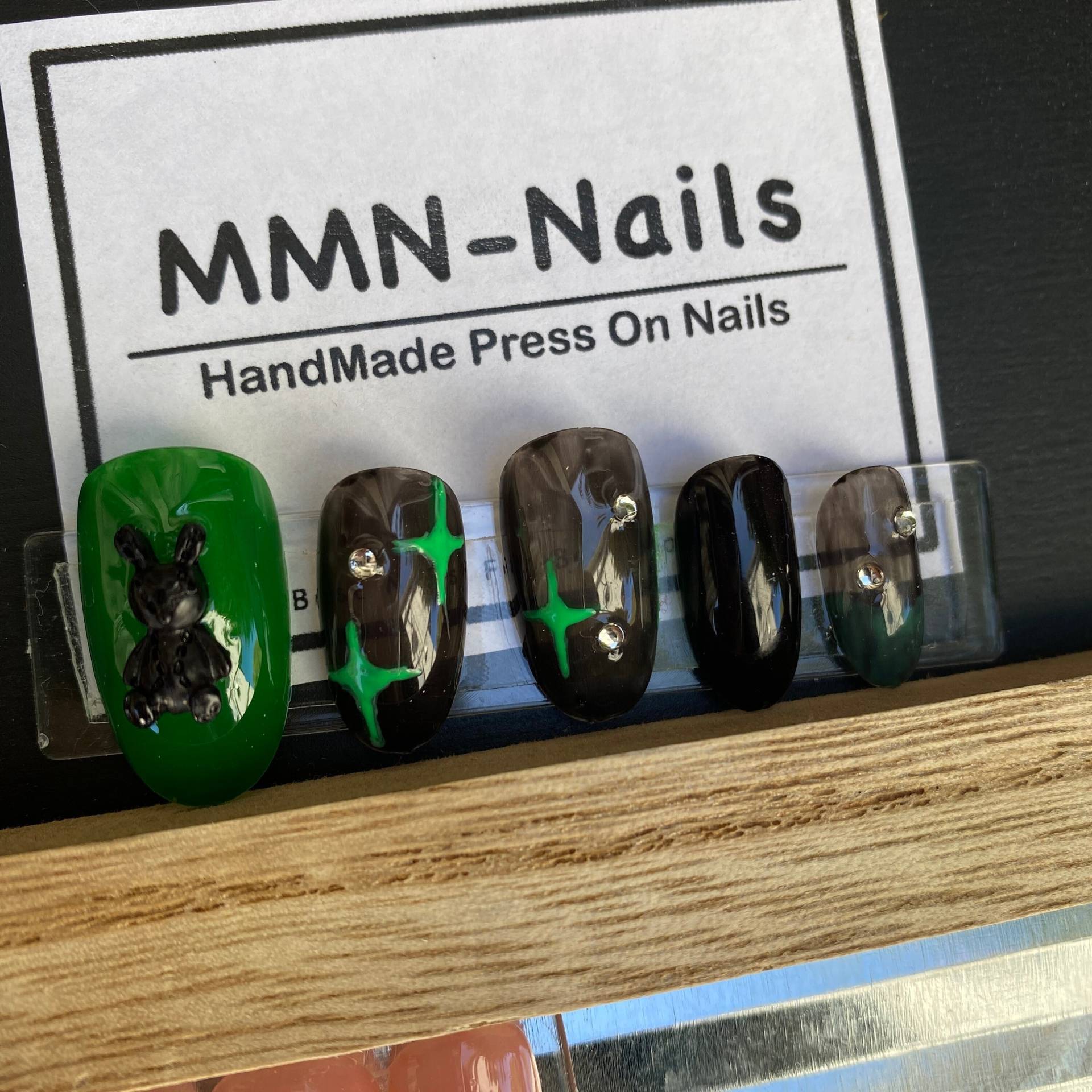 Grün Und Schwarz 3D Hase Druck Auf Nägel/ Grüne Fake Nägel von MMNnails