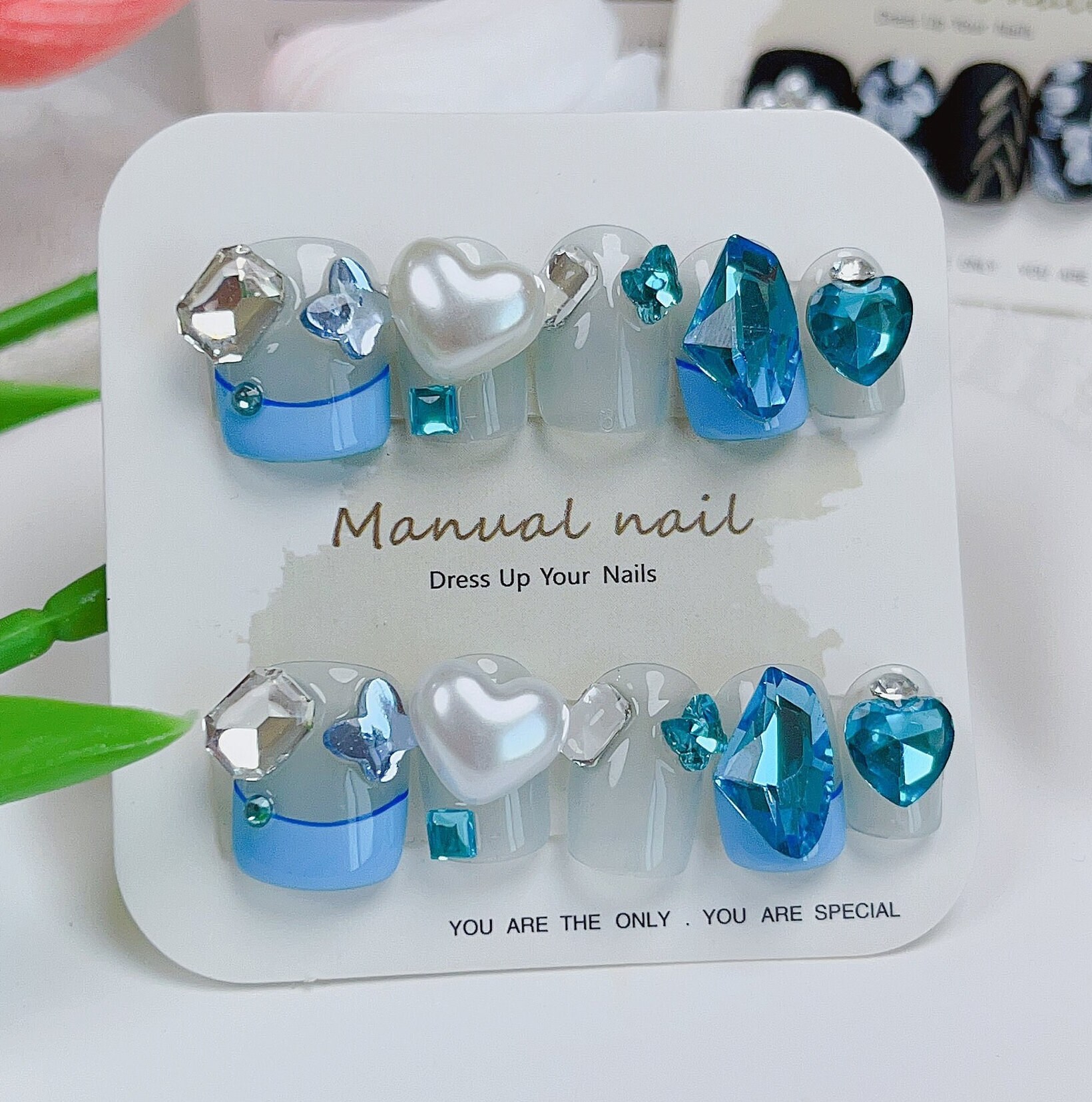 Sky Blue With Heart & Rhinestone Décor Press On Nails Manicure/Reusable Short Squoval von MYNAILPRESS