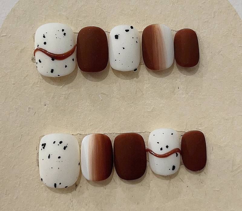 Vanilla & Chocolate Matte Press On Nails/ Manicure/Reusable Nails Short Squoval von MYNAILPRESS