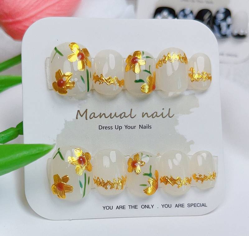 Yellow Flower Press On Nails Manicure/Reusable Nails/ Short Squoval von MYNAILPRESS