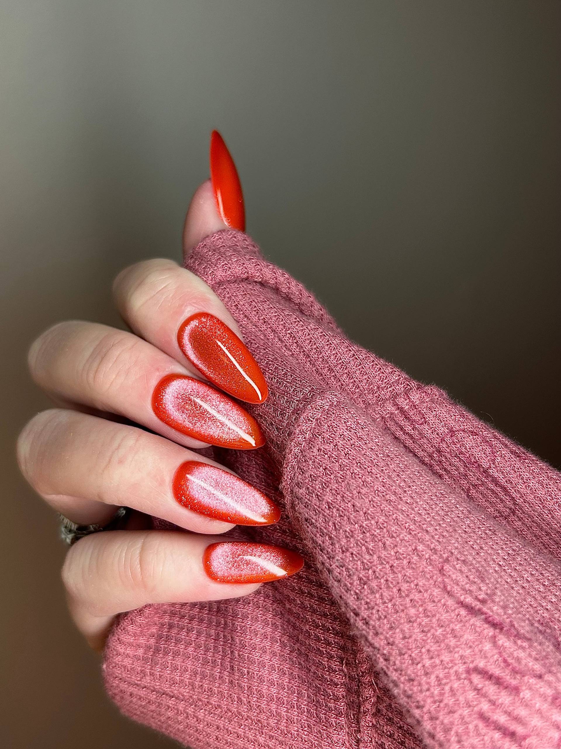 Clementine | Orange Coral Velvet Drücken Sie Auf Die Nägel Helle Katzenauge Hochwertige Gelnägel Witchy Lange von MagpieNails