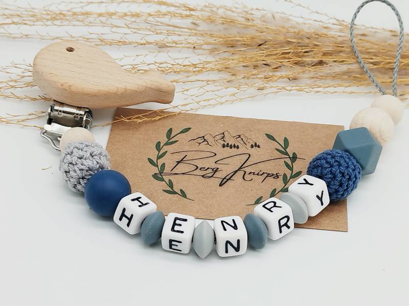 Schnullerkette Mit Namen Jungen Mädchen Personalisiert Blau Dunkelblau Grau Holz Walfisch Löwe Elefant Fuchs Regenbogen von ManufakturBergKnirps