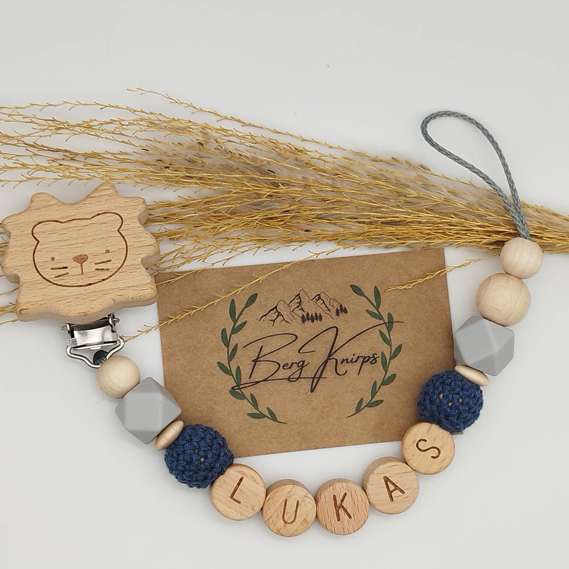 Schnullerkette Mit Namen Personalisiert Jungen Mädchen | Babygeschenk Zur Geburt Hellgrau Grau Dunkelblau Blau Löwe Fuchs Elefant Stern von ManufakturBergKnirps