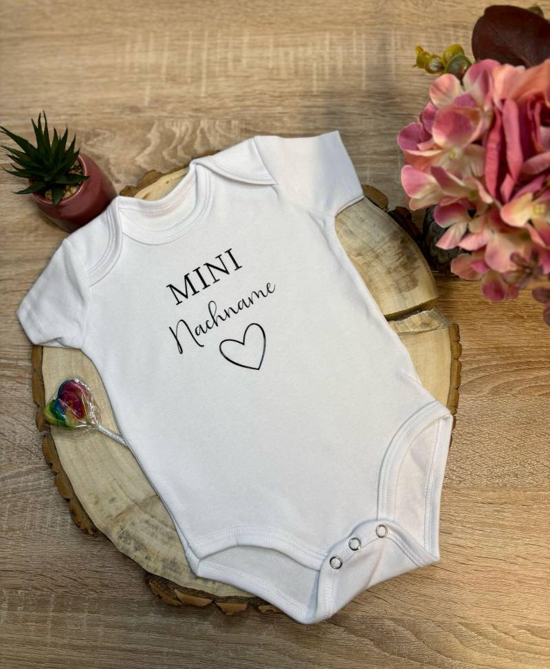 Baby/Body Geschenk Geburt Geburtstag Mit Motiv Name Mini Nachname Babybody Personalisiert Schwangerschaft Verkünden von ManufakturbySarah