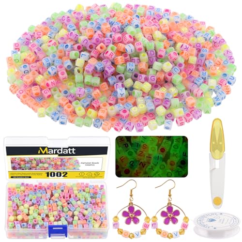 Mardatt 1002Pcs Glow Letter Beads Square Letter Beads Acrylic Letter Beads Colorful Cube Beads with Elastic String and Scissors for Jewelry Bracelet Necklace Making von Mardatt