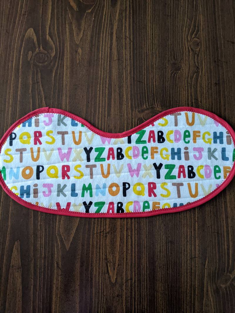 Gestepptes Babylätzchen Und Spucktuch in Einem - Buntes Alphabet von MaryMickStitchin