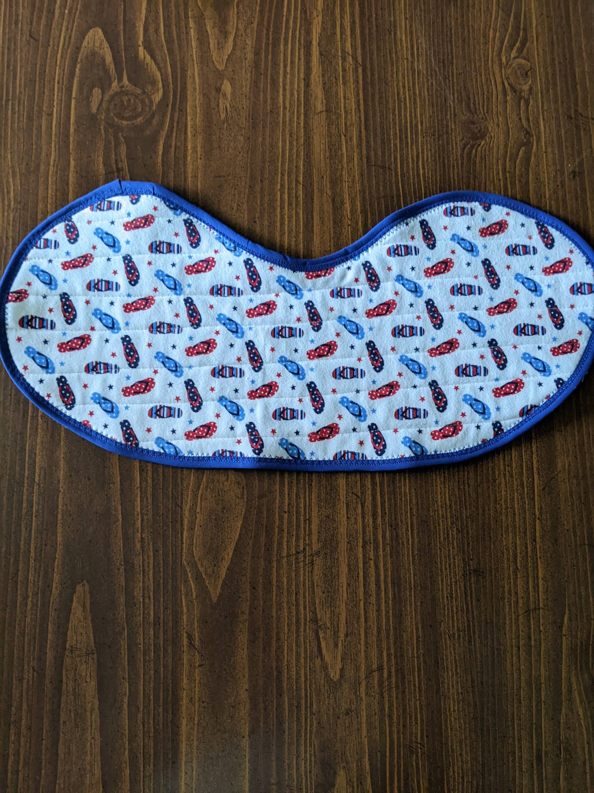 Quilted Wrap Around Baby Bib & Burp Cloth in One - Flip Flop Fun in Den Usa von MaryMickStitchin