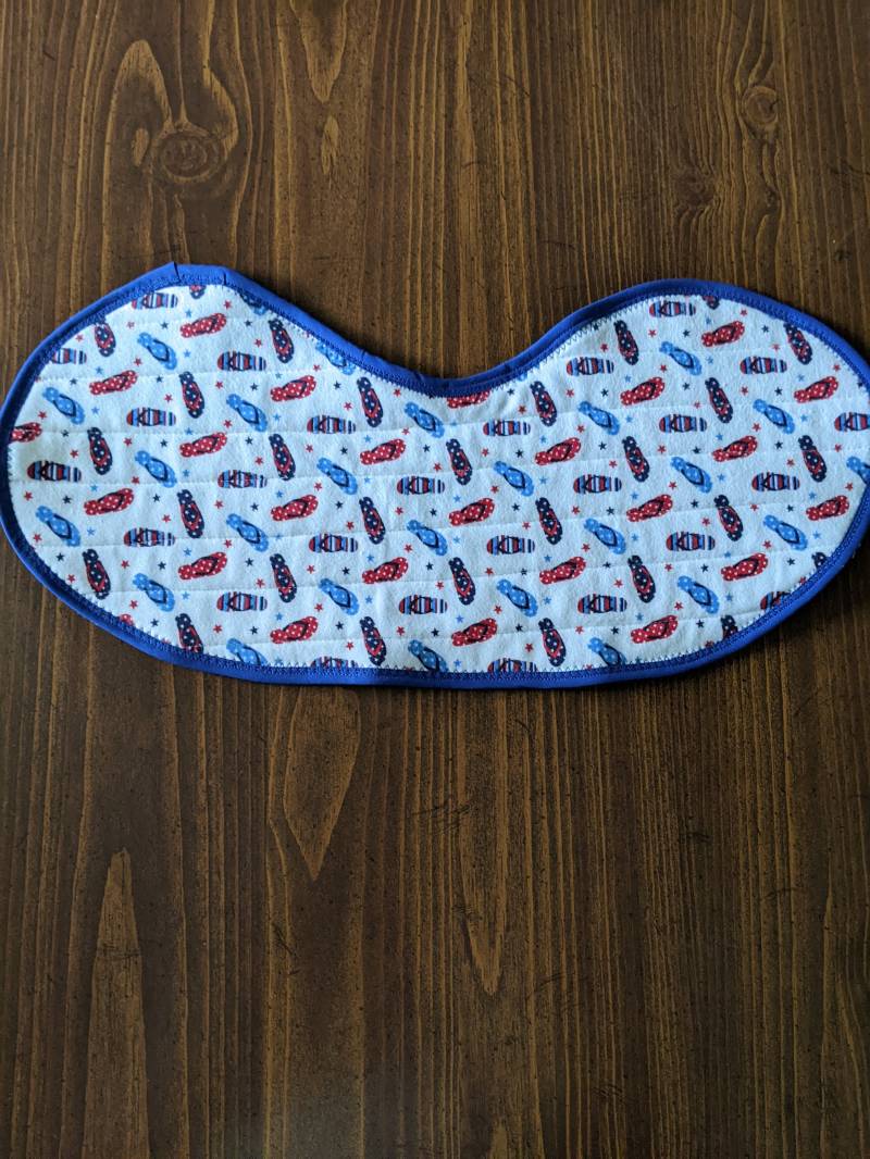 Quilted Wrap Around Baby Bib & Burp Cloth in One - Flip Flop Fun in Den Usa von MaryMickStitchin