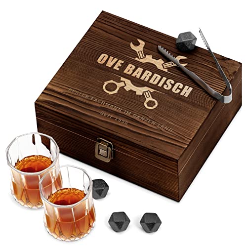 Maverton Whisky Steine Set - in Holzbox mit Gravur - 8 Granit Eiswürfel & 2 Whisky Gläser - wiederverwendbar - Geschenke für Männer - personalisiertes Whiskey Geschenkset - Werkzeug von Maverton