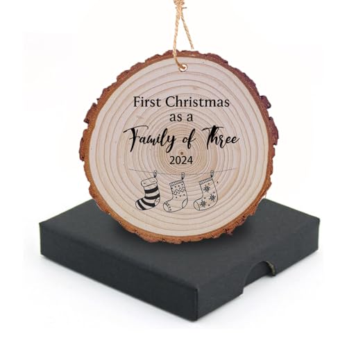 Rustikale Holzscheiben Ornament, 7,6 cm - 8,4 cm, Holzscheibe des ersten Weihnachtsgeschenks als dreiköpfige Familie, natürliche Holzkreise zum Aufhängen, dekorative Holzornamente für Weihnachten von Mearafois