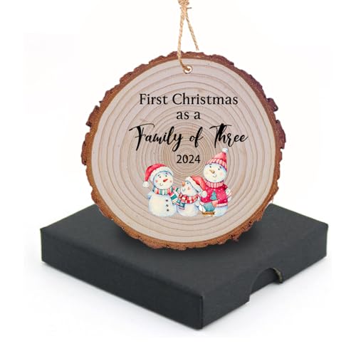 Rustikale Holzscheiben Ornament, 7,6 cm - 8,4 cm Holzscheibe des ersten Weihnachtsgeschenks als dreiköpfige Familie, natürliche Holzkreise zum Aufhängen, dekorative Holzornamente zum Feiern des von Mearafois