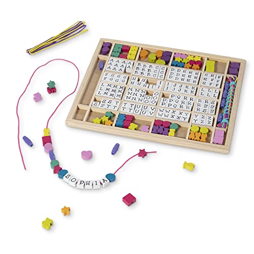 Melissa & Doug Buchstabenperlen Set | Holzperlen zum Auffädeln | Kinder Modeschmuck Bastelset ab 5 Jahren | Freundschaftsarmband Bastelset für Mädchen oder Jungen | Geschenk für Mädchen ab 4 Jahren von Melissa & Doug