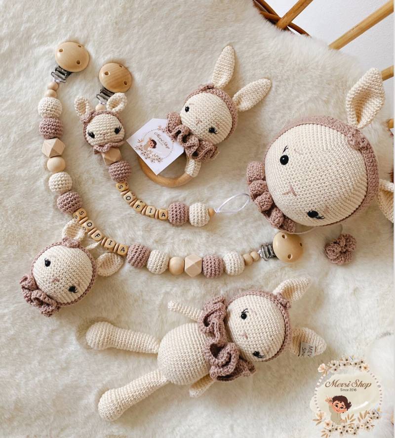 Schnullerkette Kinderwagenkette Rassel Musikuhr Puppe Häschen Modell in Creme Braun von MevSi