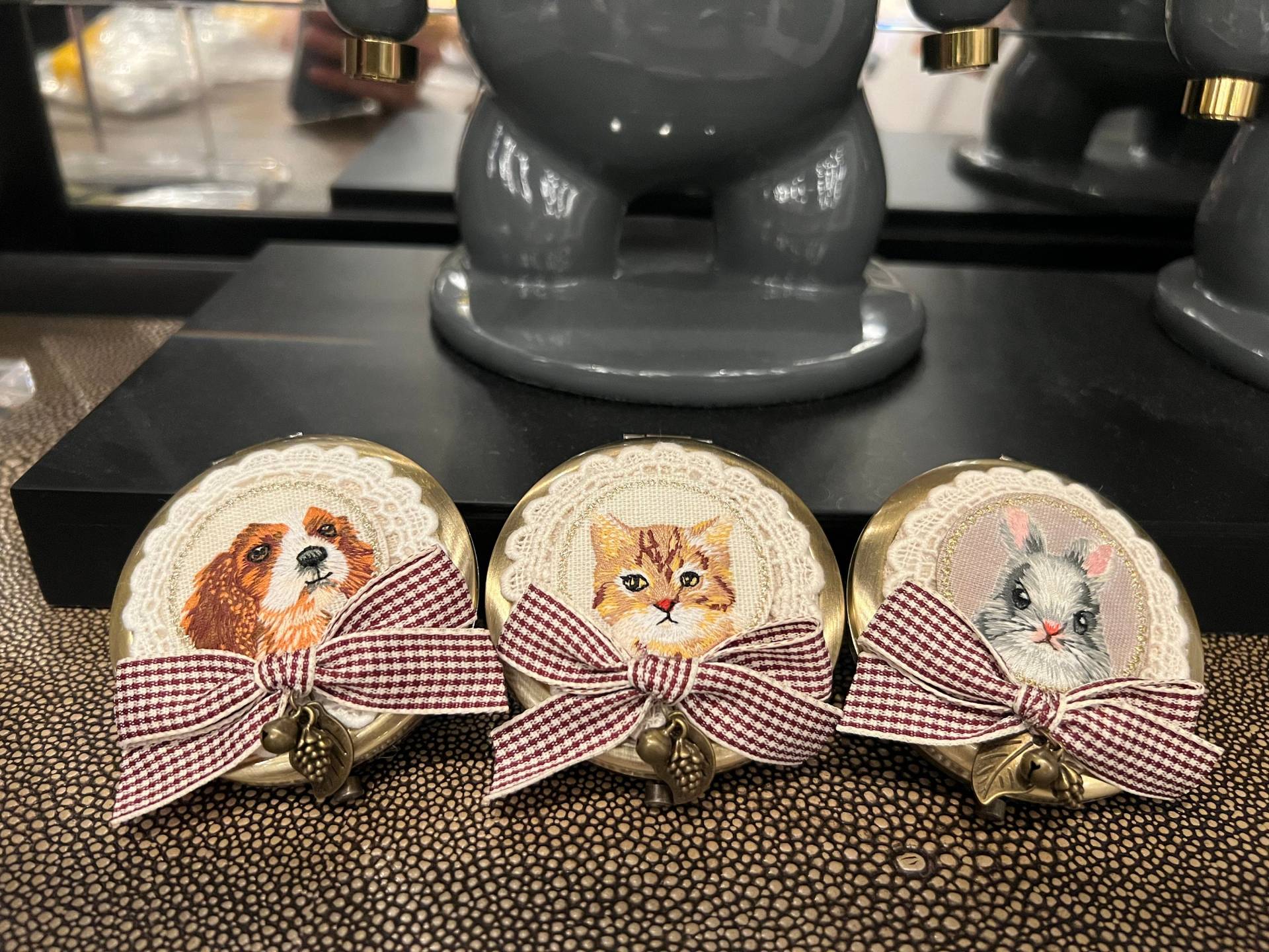 Tier Stickerei Taschen Taschenspiegel Klappbar | Schminkspiegel | Cavalier King Charles Spaniel, Katze, Kaninchen von MichelleCollectionxx