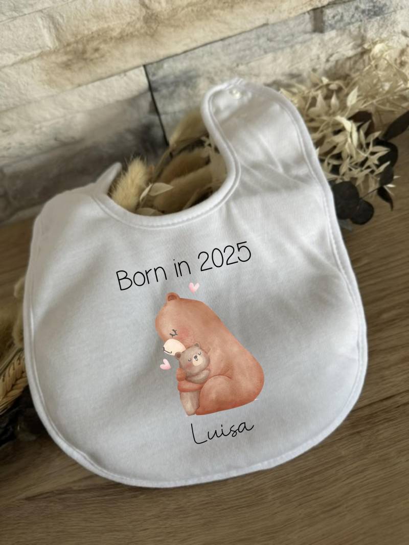 Baby Lätzchen Personalisierte Geschenke Name Born in 2025 Geschenk Babyparty Babyshower Geburt Halstuch Babygeschenk Bär Mama von Milevo