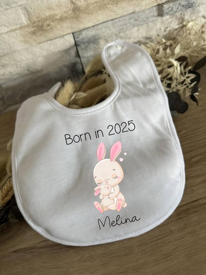 Baby Lätzchen Personalisierte Geschenke Name Born in 2025 Geschenk Babyparty Babyshower Geburt Halstuch Babygeschenk Hase Mama von Milevo