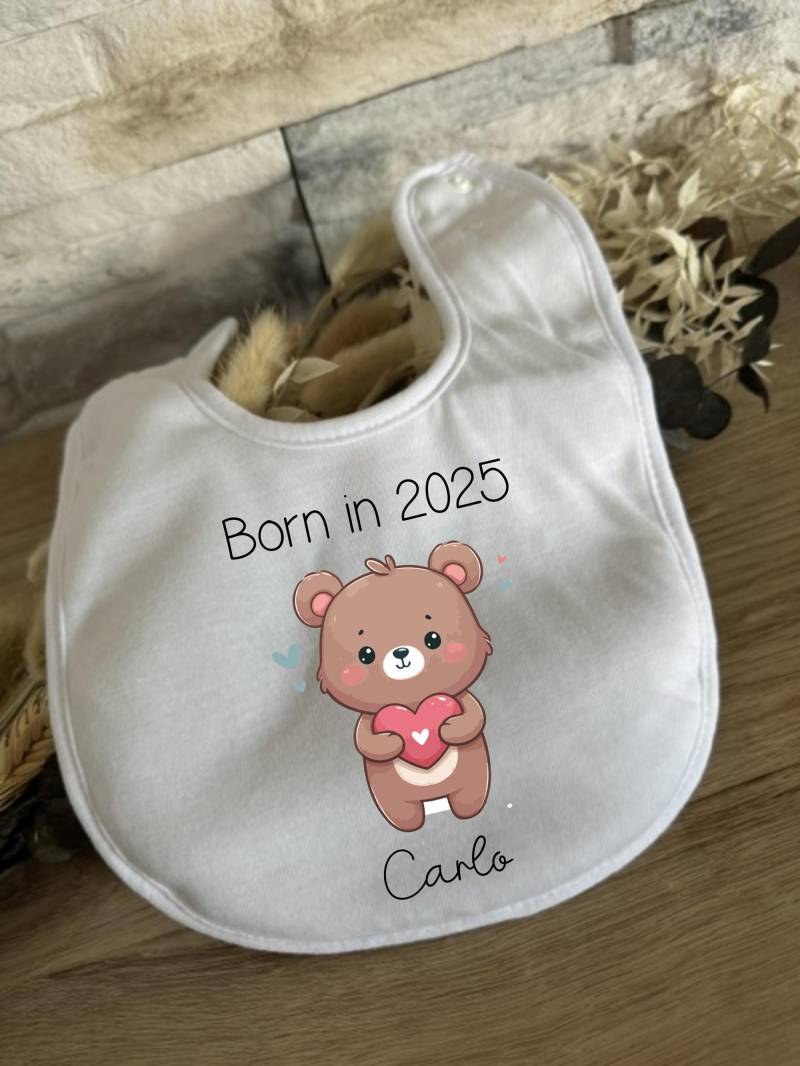 Baby Lätzchen Personalisierte Geschenke Name Born in 2025 Geschenk Babyparty Babyshower Geburt Halstuch Babygeschenk Teddy Bär von Milevo