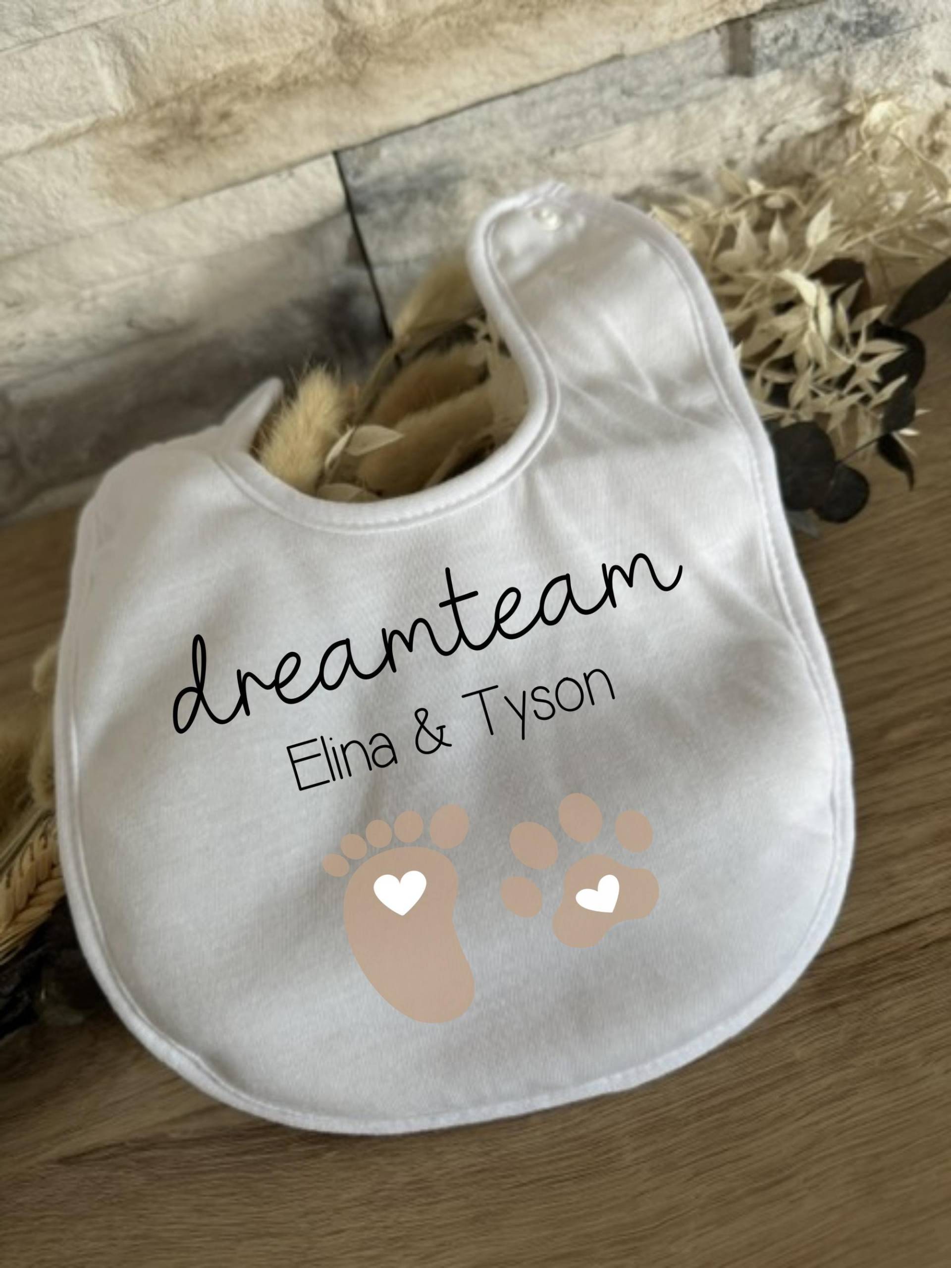 Baby Lätzchen Personalisierte Geschenke Name Dreamteam Hund Pfote Freundschaft Beste Freunde Beige Geschenk Babyparty Geburt Halstuch von Milevo