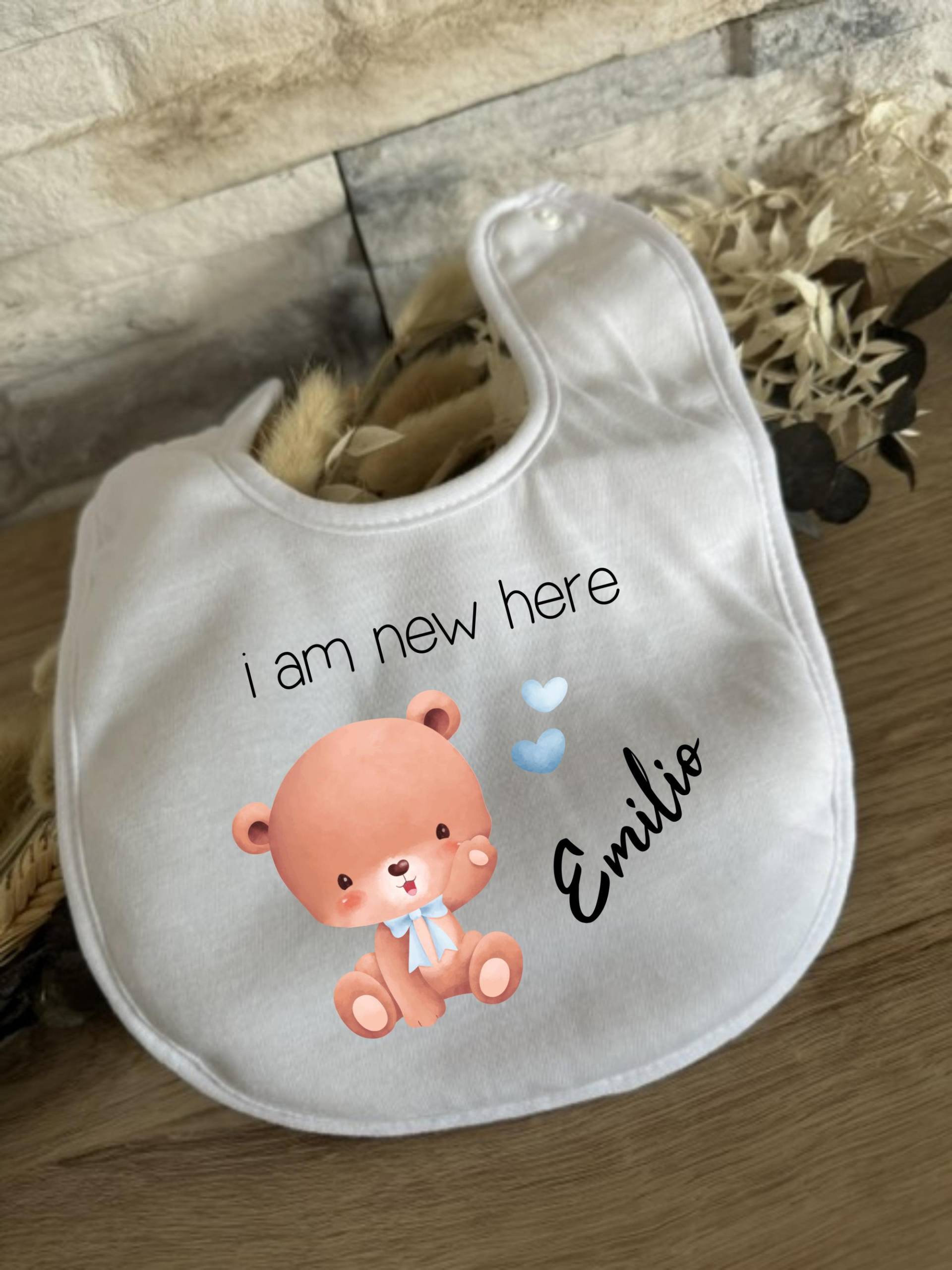 Baby Lätzchen Personalisierte Geschenke Name New Here Geschenk Babyparty Babyshower Geburt Halstuch Babygeschenk Bär Blau Junge 2025 von Milevo