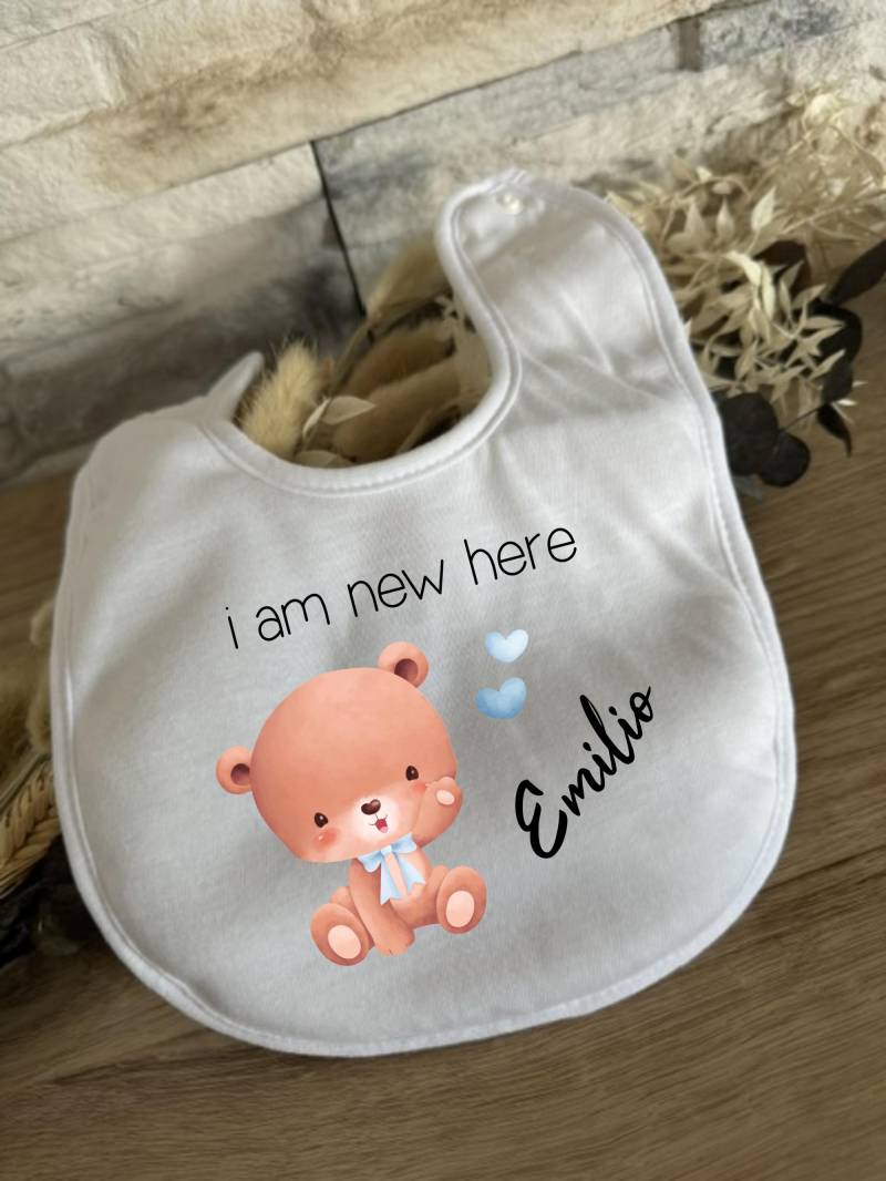 Baby Lätzchen Personalisierte Geschenke Name New Here Geschenk Babyparty Babyshower Geburt Halstuch Babygeschenk Bär Blau Junge 2025 von Milevo