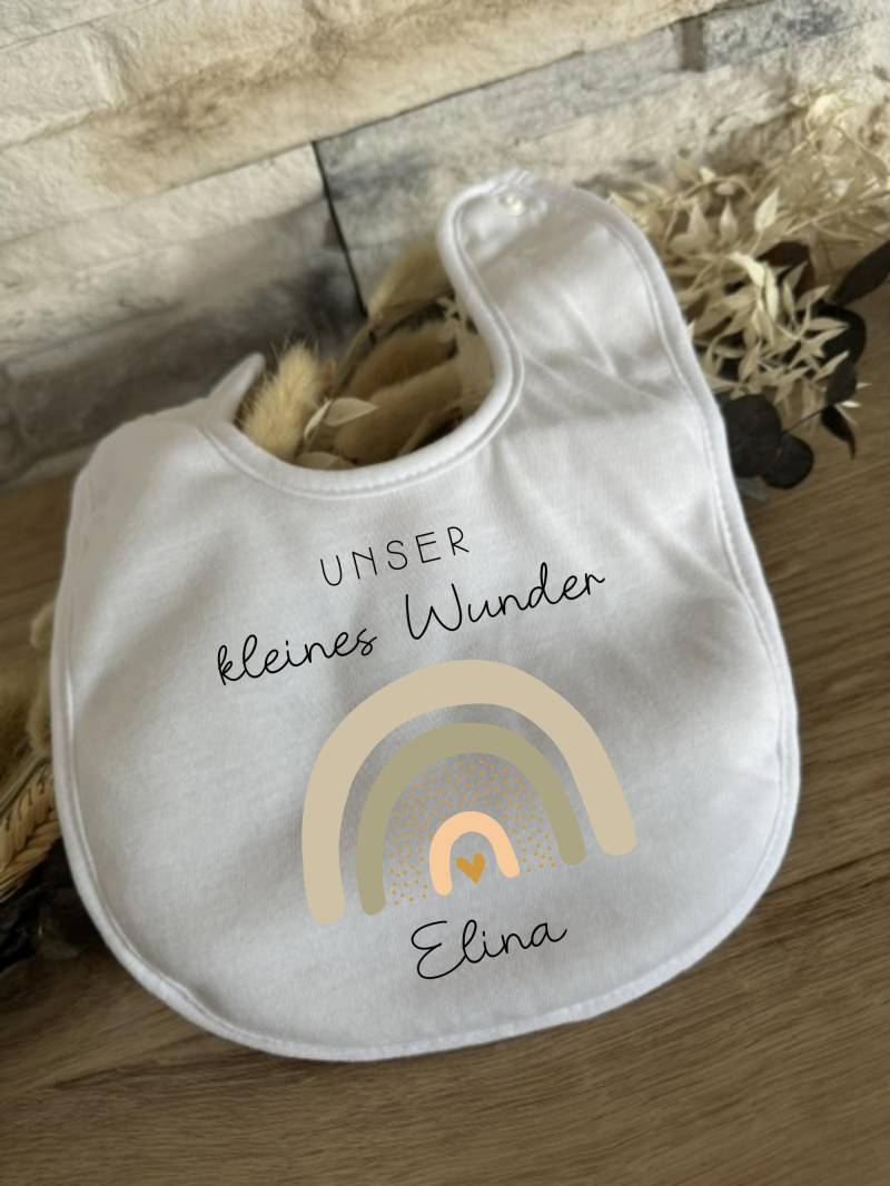 Personalisierte Geschenke Baby Lätzchen Kleines Wunder Regenbogen Beige Name Geschenk Babyparty Babyshower Geburt Halstuch 2025 von Milevo