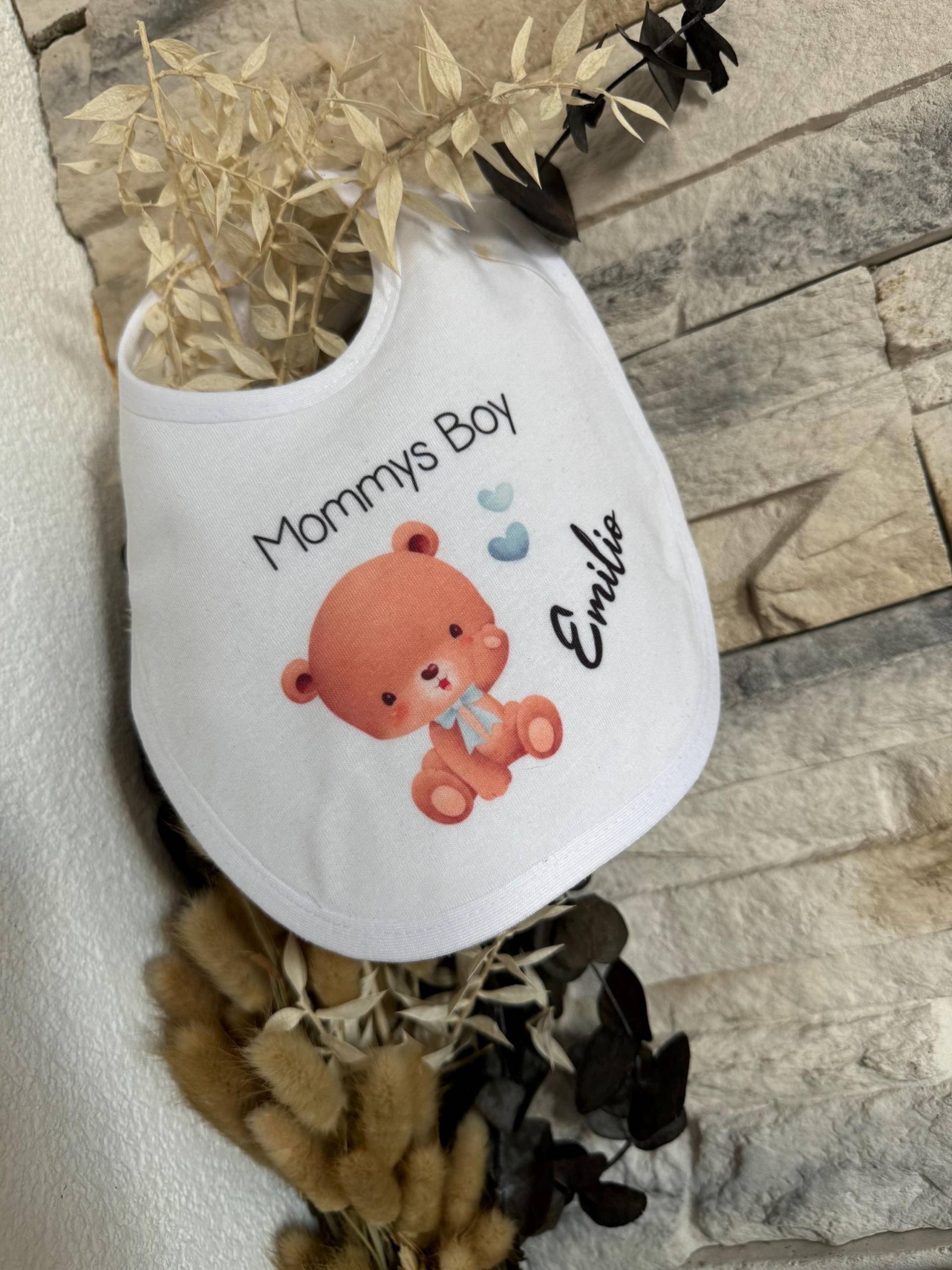 Personalisierte Geschenke Baby Lätzchen Mommys Daddys Boy Teddy Bär Blau Name Geschenk Babyparty Babyshower Geburt Halstuch 2025 von Milevo