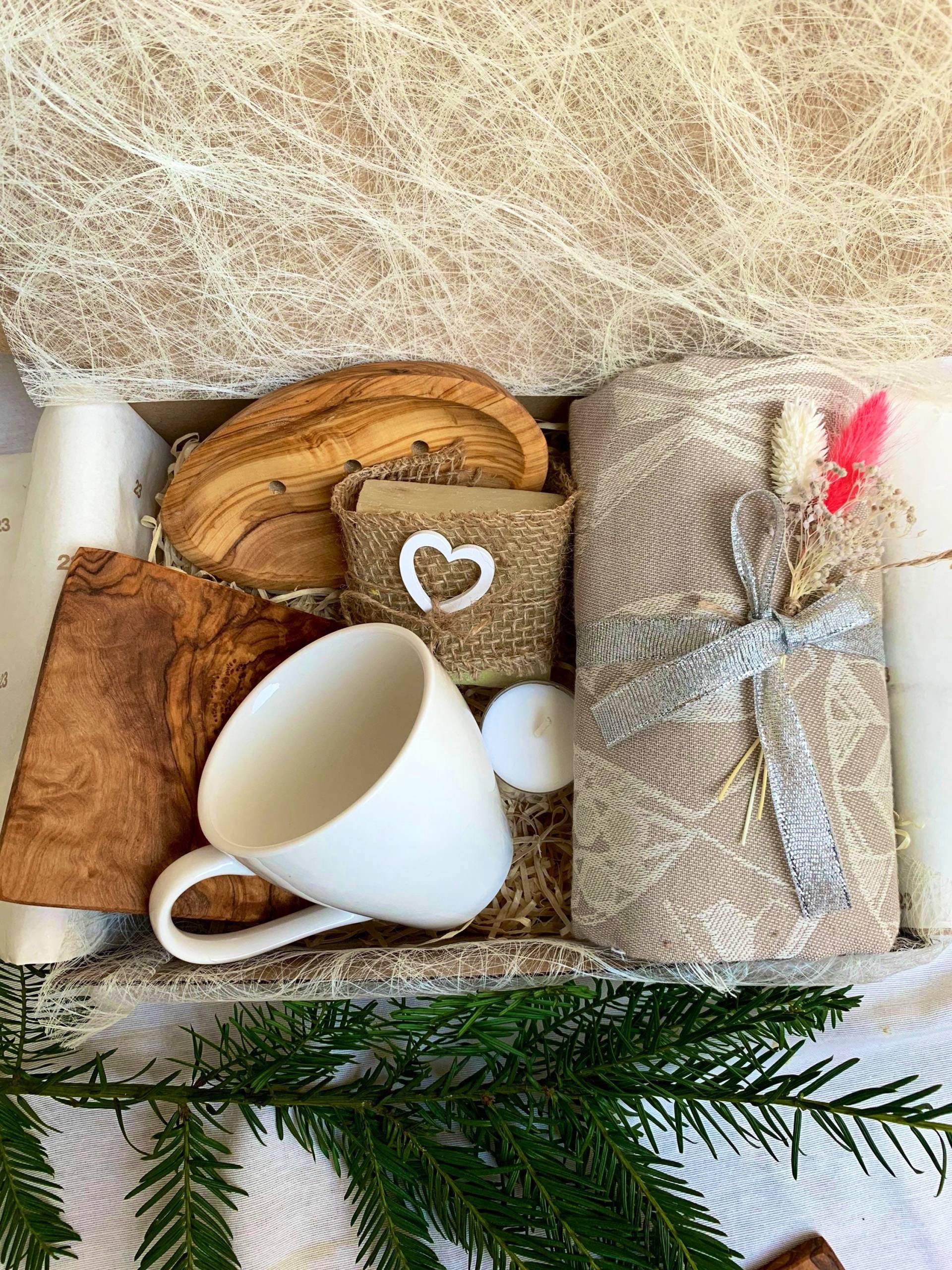 Milla Speziell Geschenkbox Personalisiert - Handgemachte Olivenölseife - Seifenschale Und Untersetzer Aus Echtem Olivenholz von Millaseifen