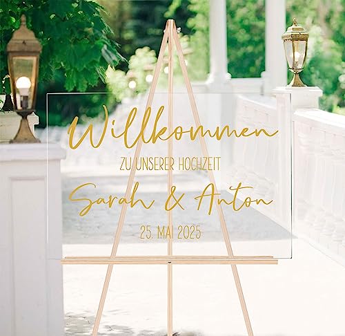 Miss Lovely WILLKOMMENS-Schild für die Hochzeit personalisiert mit Namen des Brautpaares & Hochzeits-Datum Material: Acryl Farbe: transparent Druckfarbe Gold Größe A2 42,0cm x 59,4cm von Miss Lovely