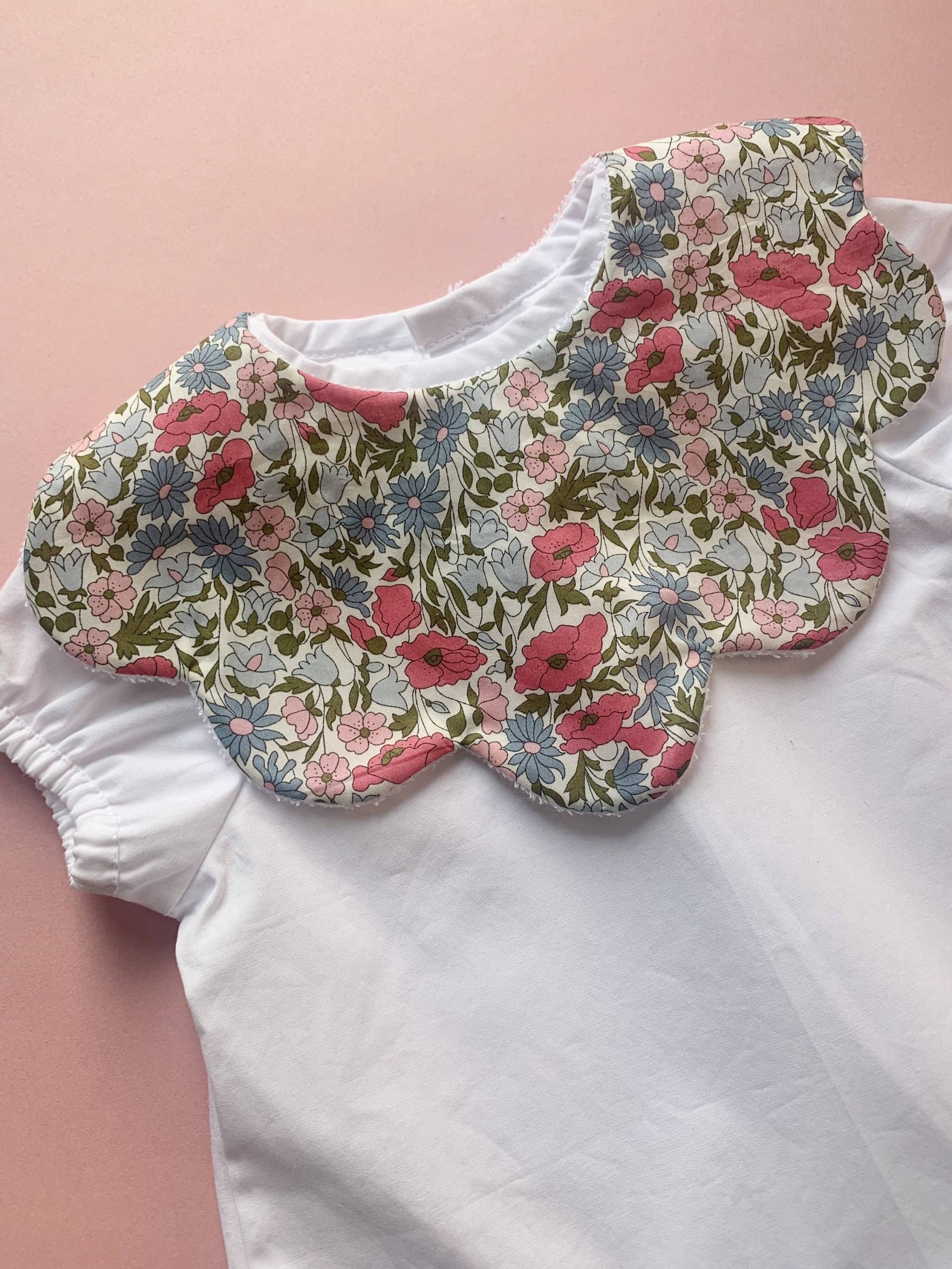 Florale Themen Liberty in Rosa Und Blau Rot Ausgebogten Lätzchen, Weihnachts-Outfit Tana Rasen Baumwolle, Personalisierte Babypartygeschenk von MonicaAndMe