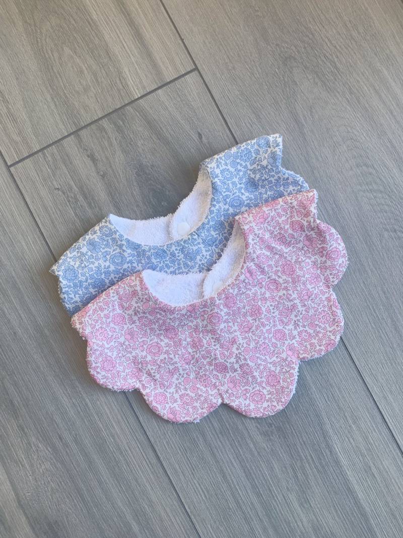 Liberty Floral Baby Lätzchen Rosa, Scalloped Baumwollstoff von MonicaAndMe