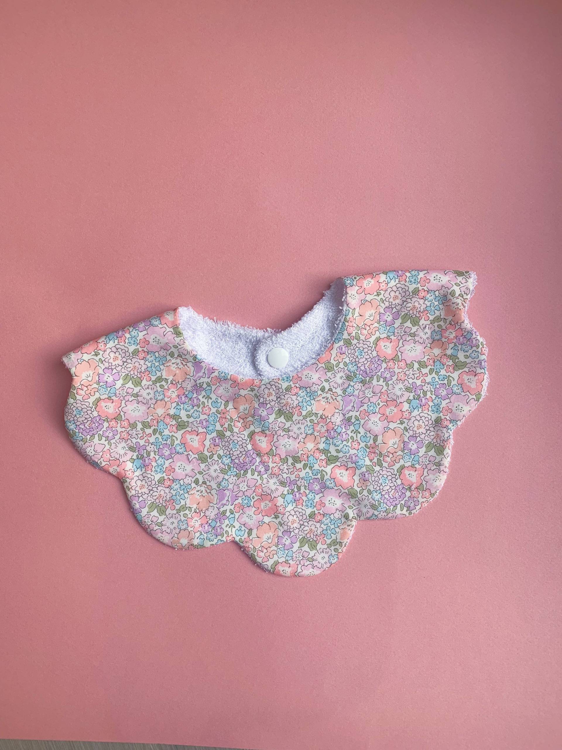 Liberty London Michelle Rosa Lätzchen, Baby Bogenkanten Tana Rasen Mit Blumen, Bereit Zu Post, Lätzchen Für Die Hochzeit von MonicaAndMe