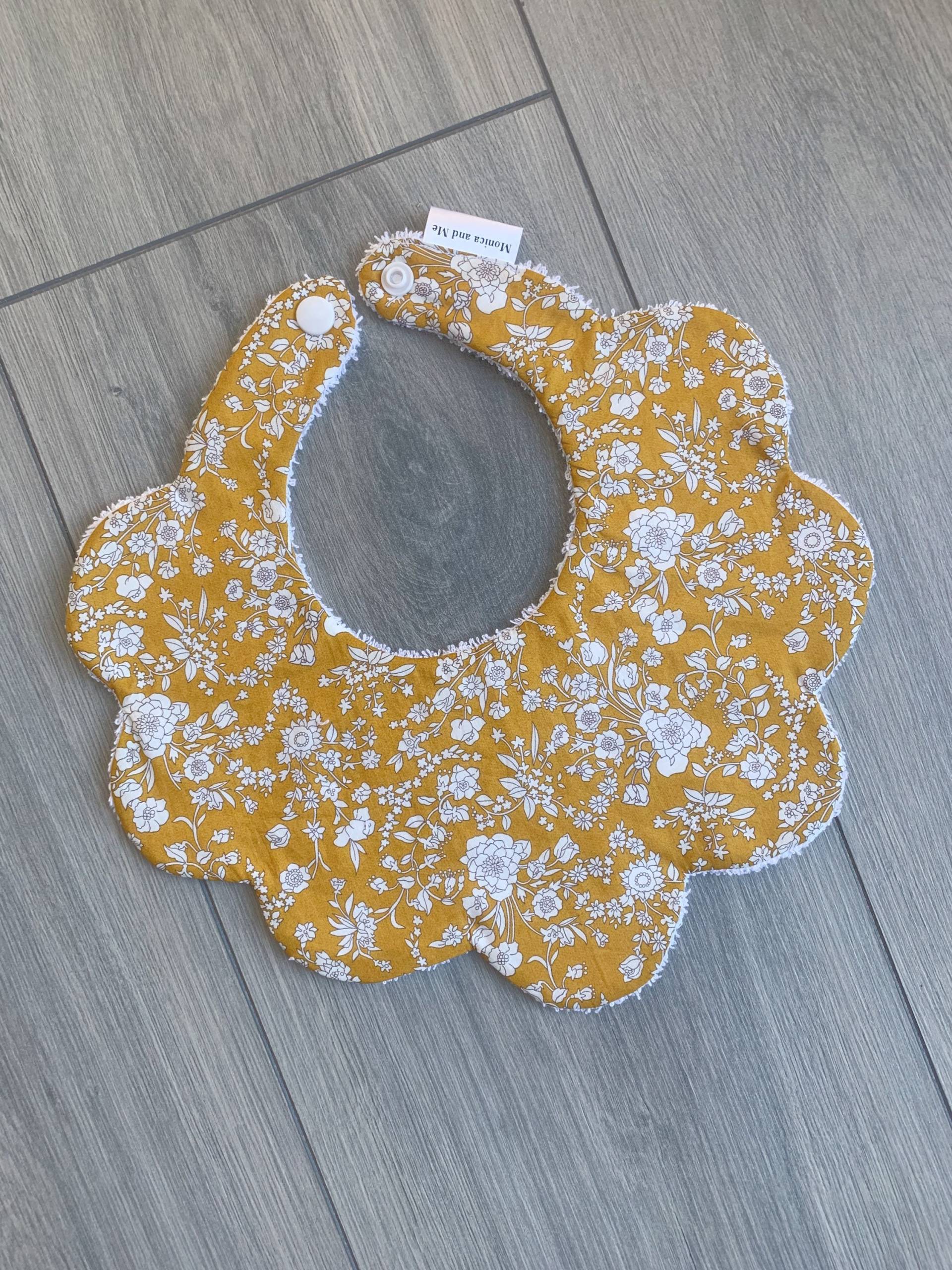 Liberty Senf Cape Lätzchen, Baby Überbackene Blumenstoff von MonicaAndMe